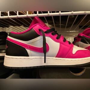 Air Jordan 1 Low Fierce Pink